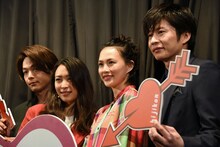左から中村倫也、黒川芽以、臼田あさ美、田中圭。