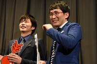 フォトセッション中の様子。左から田中圭、シソンヌじろう。