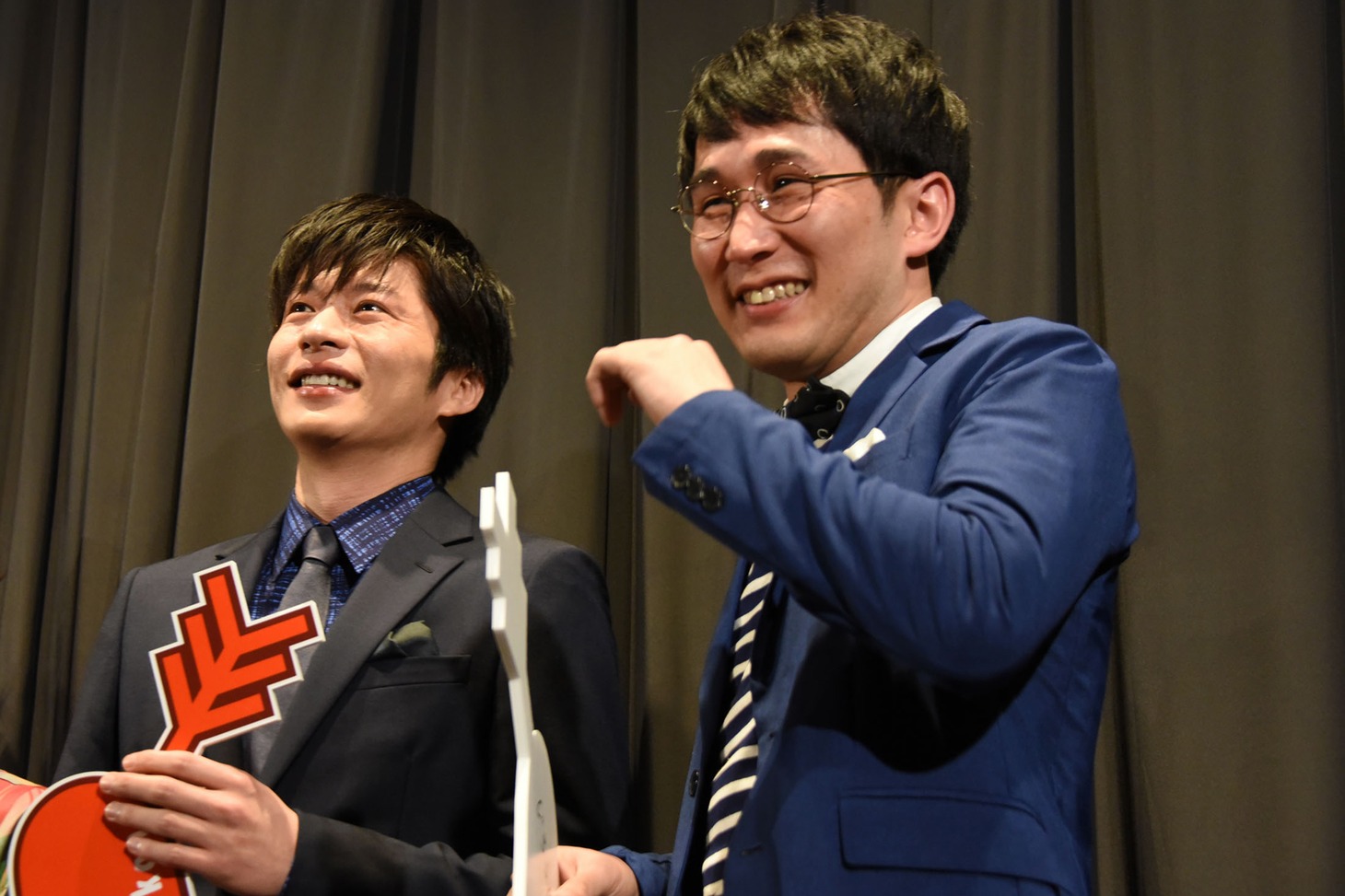 フォトセッション中の様子。左から田中圭、シソンヌじろう。