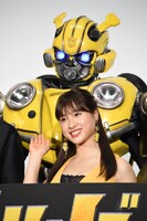 土屋太鳳（手前）とバンブルビー。