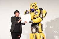 ホワイトチェックの手伝いをするバンブルビー。