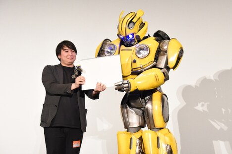 ホワイトチェックの手伝いをするバンブルビー。