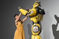 バンブルビーとハイタッチする土屋太鳳（左）。