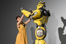 バンブルビーとハイタッチする土屋太鳳（左）。