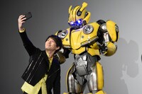 バンブルビーと自撮りをする木村良平（左）。