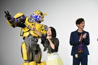 バンブルビーとポーズを決める悠木碧（中央）。