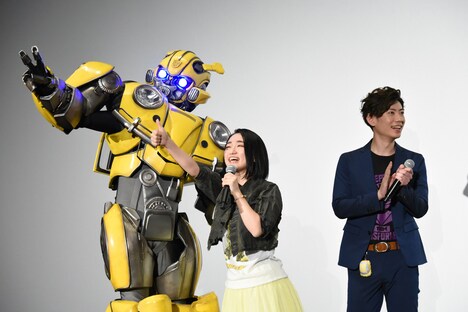 バンブルビーとポーズを決める悠木碧(中央)。