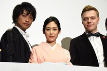 「ソローキンの見た桜」公開記念舞台挨拶の様子。左から斎藤工、阿部純子、ロデオン・ガリュチェンコ。