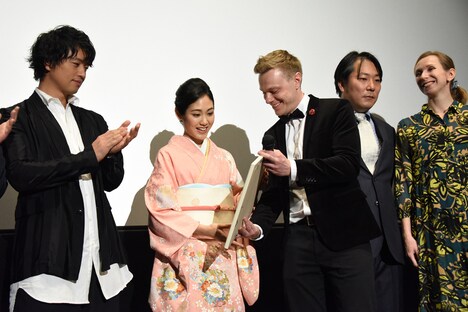 サプライズプレゼントに驚く阿部純子（中央左）。