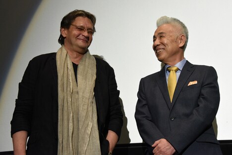 左からアレクサンドル・ドモガロフ、イッセー尾形。