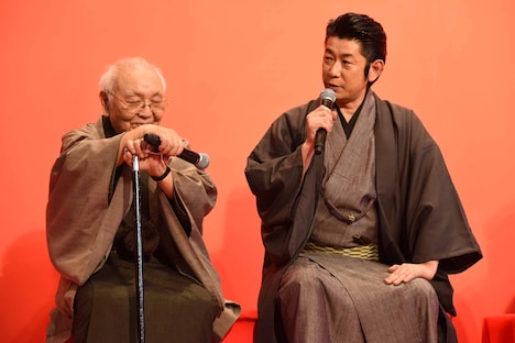 左から中島貞夫、永瀬正敏。