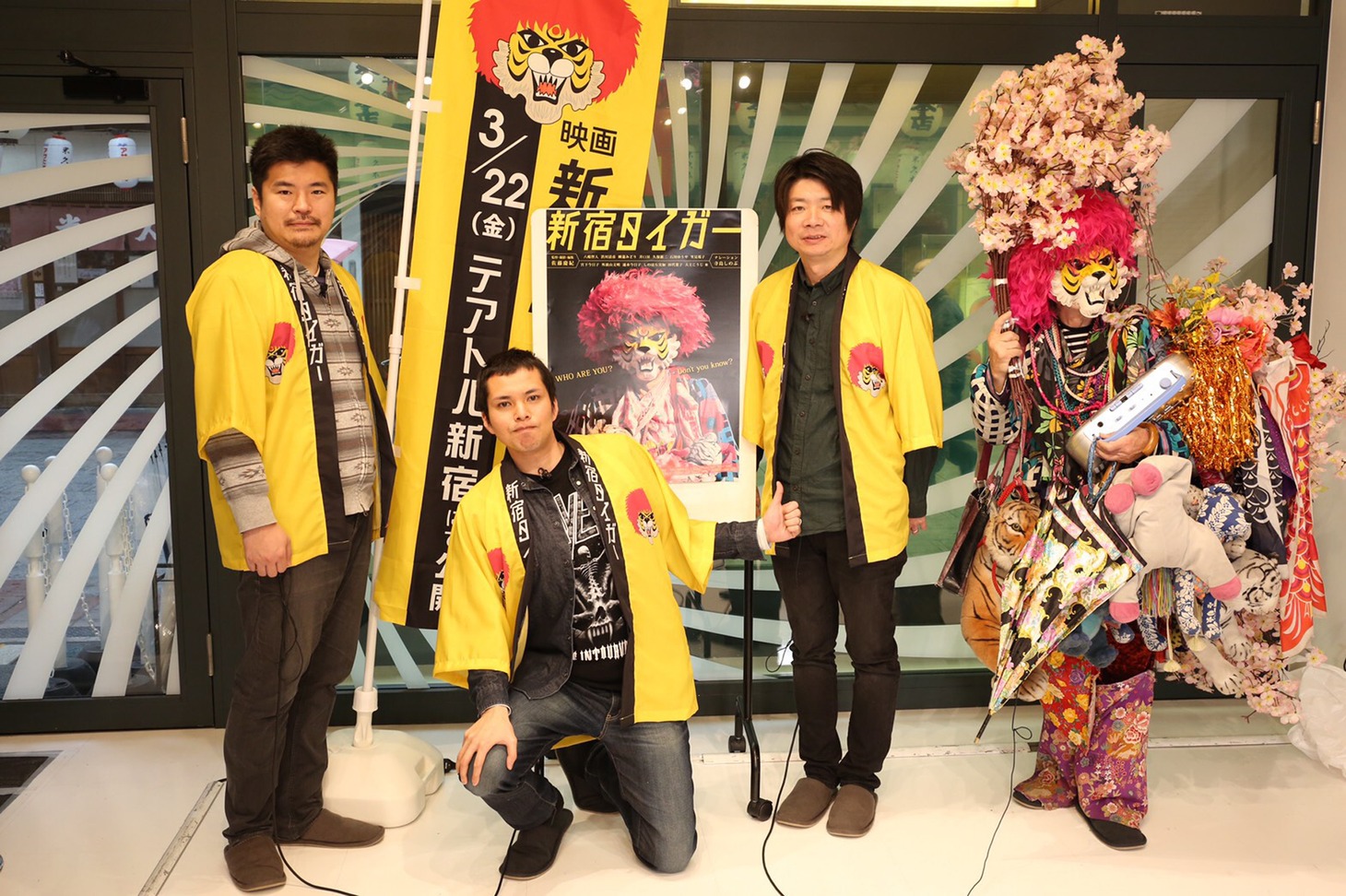 左から佐藤慶紀、MCの石井隼人、小林良二、新宿タイガー。