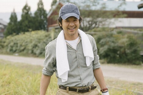 「もみの家」より、緒形直人演じる佐藤泰利。