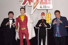 「シャザム!」“緊急発表会見風”イベントに出席した佐藤二朗（左端）、福田雄一（右端）。