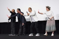 ライブビューイングのカメラへ手を振る登壇者たち。