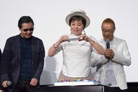 誕生日ケーキの写真を撮影する伊倉一恵（中央）。