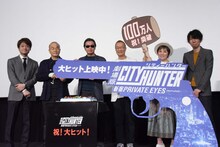 左からアニプレックス制作プロデューサーの若林豪、こだま兼嗣、北条司、神谷明、伊倉一恵、小形尚弘。