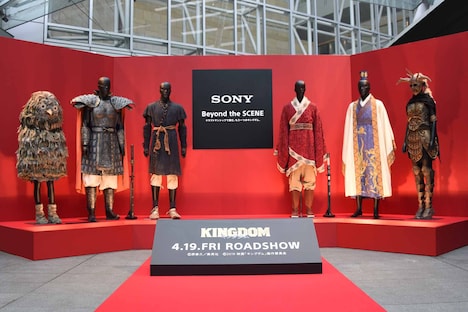 左から橋本環奈、大沢たかお、山崎賢人、吉沢亮、本郷奏多、長澤まさみの衣装。