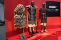 左から橋本環奈、大沢たかお、山崎賢人の衣装。