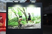 映画「キングダム」写真展の様子。