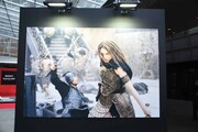 映画「キングダム」写真展の様子。