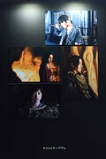 映画「キングダム」写真展の様子。