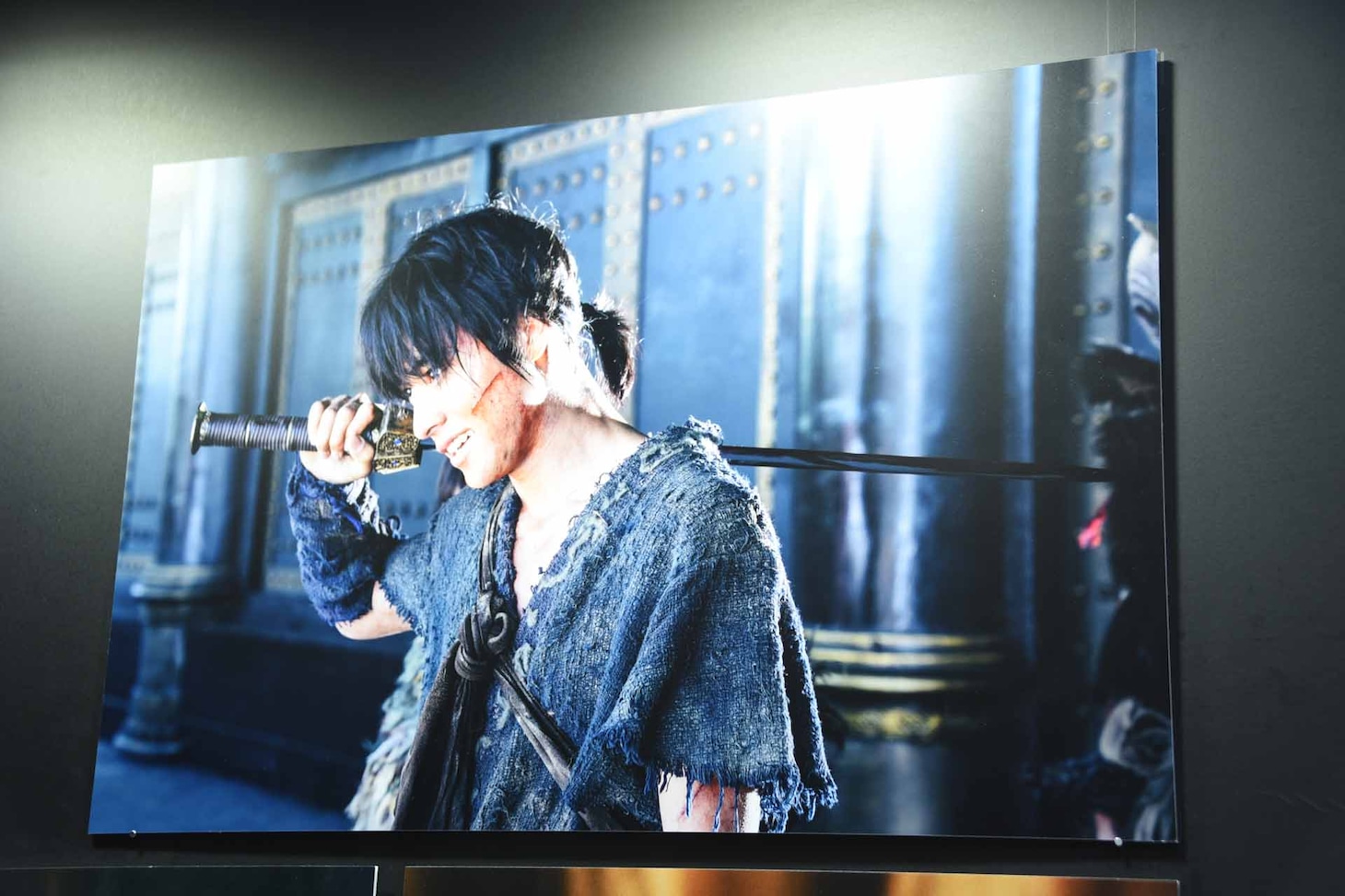 映画「キングダム」写真展の様子。