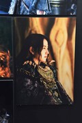 映画「キングダム」写真展の様子。