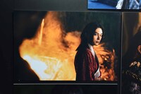 映画「キングダム」写真展の様子。