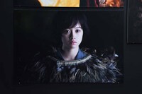 映画「キングダム」写真展の様子。