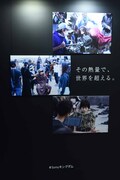 映画「キングダム」写真展の様子。