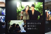 映画「キングダム」写真展の様子。