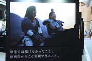 映画「キングダム」写真展の様子。