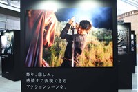 映画「キングダム」写真展の様子。
