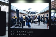 映画「キングダム」写真展の様子。