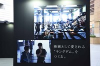 映画「キングダム」写真展の様子。