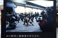 映画「キングダム」写真展の様子。