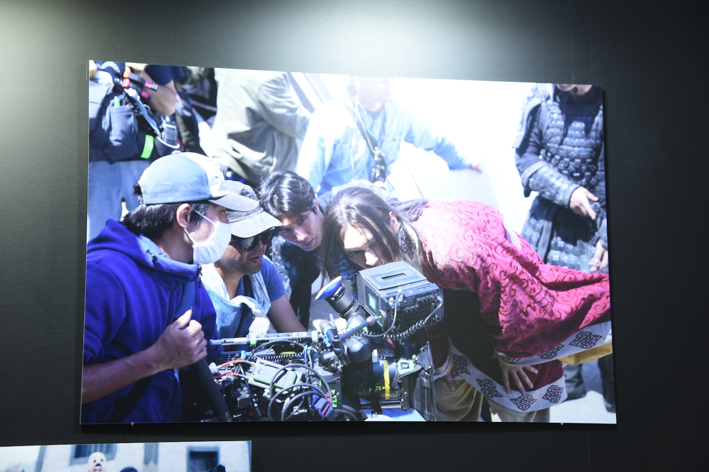 映画「キングダム」写真展の様子。