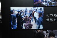 映画「キングダム」写真展の様子。