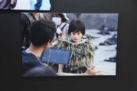 映画「キングダム」写真展の様子。
