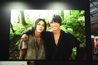 映画「キングダム」写真展の様子。