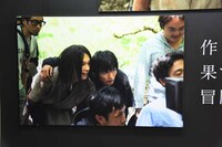 映画「キングダム」写真展の様子。