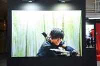映画「キングダム」写真展の様子。