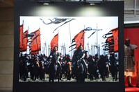 映画「キングダム」写真展の様子。