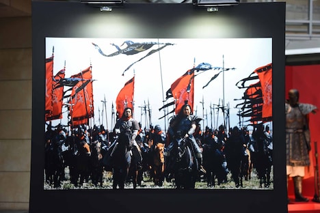 映画「キングダム」写真展の様子。