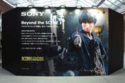 映画「キングダム」写真展の様子。