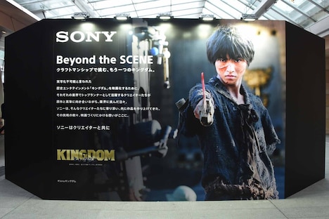 映画「キングダム」写真展の様子。