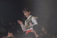 客席後方から登場した永野芽郁。