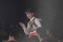 客席後方から登場した永野芽郁。