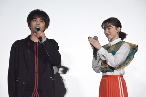 「君は月夜に光り輝く」公開記念舞台挨拶の様子。